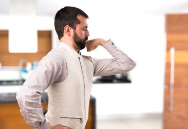 Evin içinde güçlü bir jest yapma yelek ile yakışıklı adam