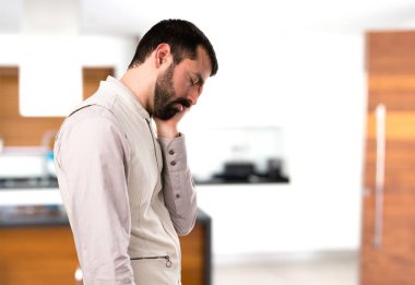 Evin içinde yelek yapımı uyku hareketi ile yakışıklı adam