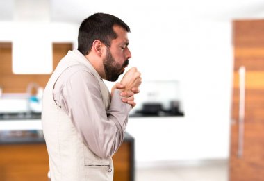 Yelek çok evin içinde öksürük ile yakışıklı adam