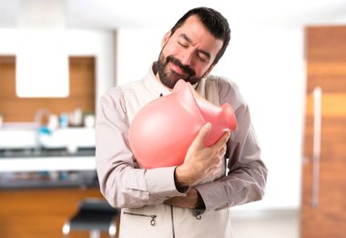 Evin içinde bir servet tutan yelek ile yakışıklı adam