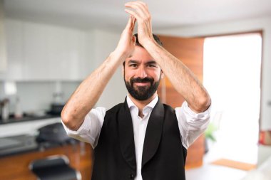 Cool adam evin içinde alkış