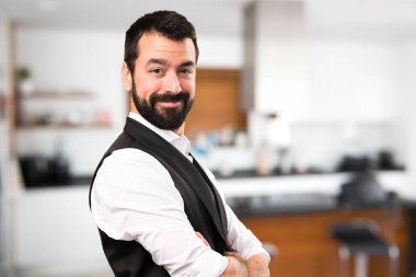 Kollarını ile cool adam evin içinde geçti