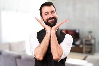 Evin içinde mutlu serin adam