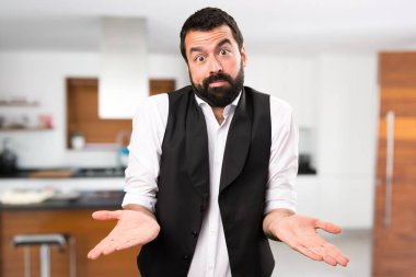 Cool adam evin içinde önemsiz jest yapma