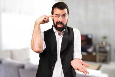 Cool adam evin içinde deli jest yapma