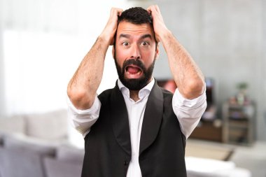 Evin içinde hayal kırıklığına cool adam