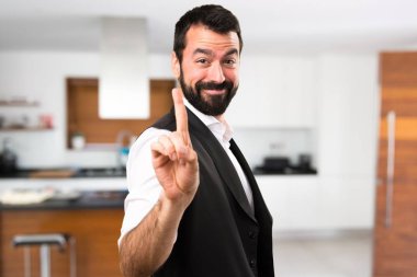 Cool adam bir evin içinde sayma