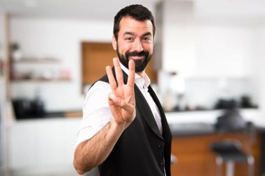 Cool adam üç evin içinde sayma