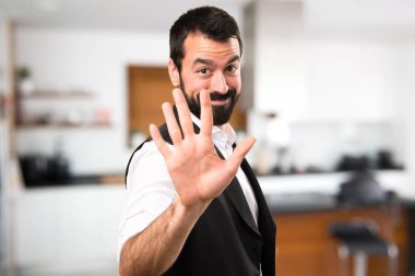 Cool adam beş evin içinde sayma