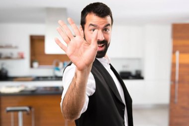 Cool adam evin içinde selamlayan