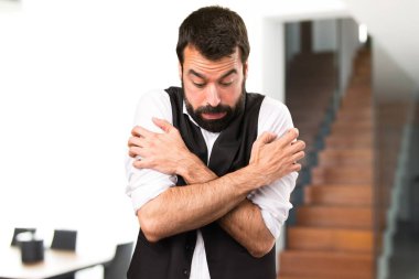 Cool adam evin içinden donma