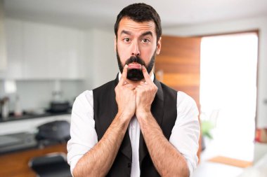 Evin içinde üzgün serin adam