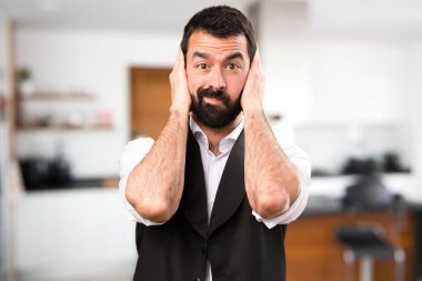 Cool adam kulakları evin içinde kapsayan