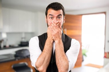 Cool adam evin içinde onun ağız kapsayan