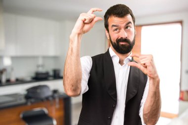 Cool adam evin içinde küçük işareti yapmak