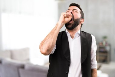 Cool adam evin içinde esneme