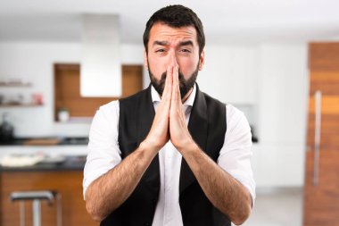 Cool adam evin içinde yalvaran