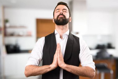 Evin içinde zen pozisyonundaki serin adam