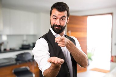 Cool adam bir şey evin içinde tutan