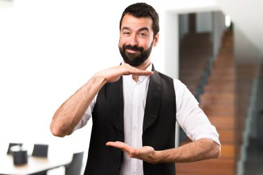 Cool adam bir şey evin içinde tutan