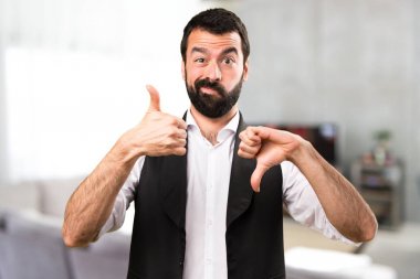 Cool adam evin içinde iyi-kötü işaret yapma