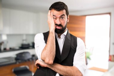 Evin içinde yorgun serin adam