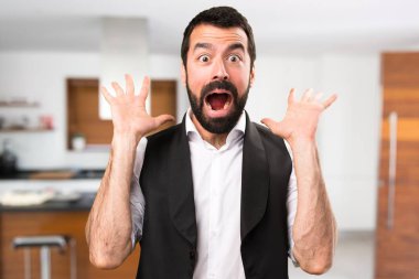 Cool adam yapma sürpriz jest evin içinde