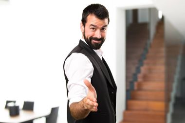 Cool adam evin içinde bir anlaşma