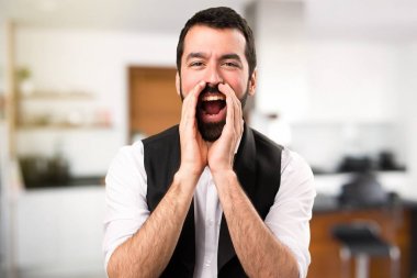 Cool adam evin içinde bağırarak