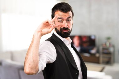 Cool adam evin içinde dans