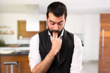 Cool adam evin içinde kusma jest yapma