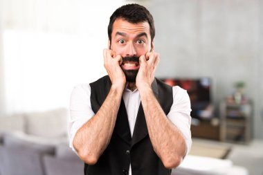 Evin içinde korkmuş cool adam