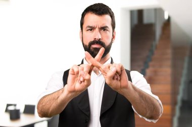 Cool adam evin içinde hiçbir hareketi yapma