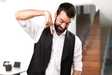 Cool adam evin içinde aşağı işaretleme