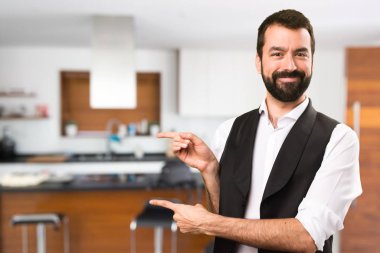 Cool adam evin içinde lateral işaret