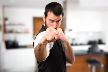 Cool adam evin içinde kavga