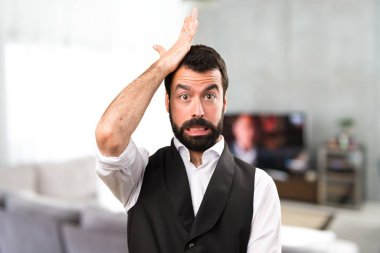 Cool adam evin içinde şüpheleri