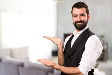 Cool adam bir şey evin içinde sunulması