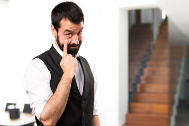 Cool adam bir şey evin içinde gösterilen