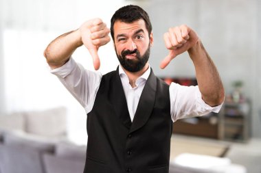 Cool adam evin içinde kötü sinyal verme