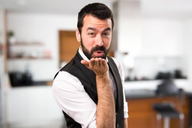 Cool adam evin içinde bir öpücük gönderme