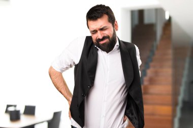 Evin içinde omuz ağrısı ile serin adam