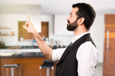 Evin içinde şeffaf ekranda dokunmak serin adam