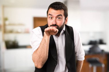 Cool adam evin içinde dans