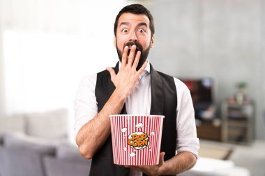 Serin adam yeme popcorns evin içinde