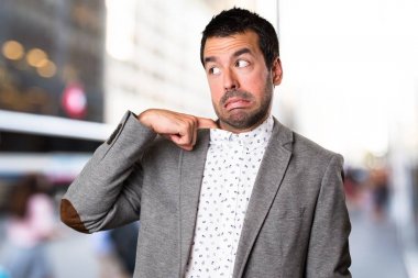 Odaklanmamış arka plan ateş ile yakışıklı