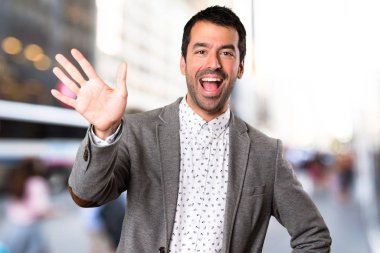 Yakışıklı adam odaklanmamış özgeçmişlerine selamlayan