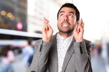 Yakışıklı adam parmaklarıyla odaklanmamış arka plan üzerinde geçiş