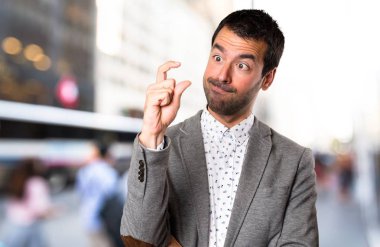 Yakışıklı adam küçük işareti odaklanmamış arka plan yapma