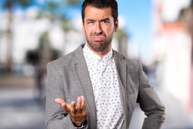 Odaklanmamış arka plan üzerinde yorgun yakışıklı adam